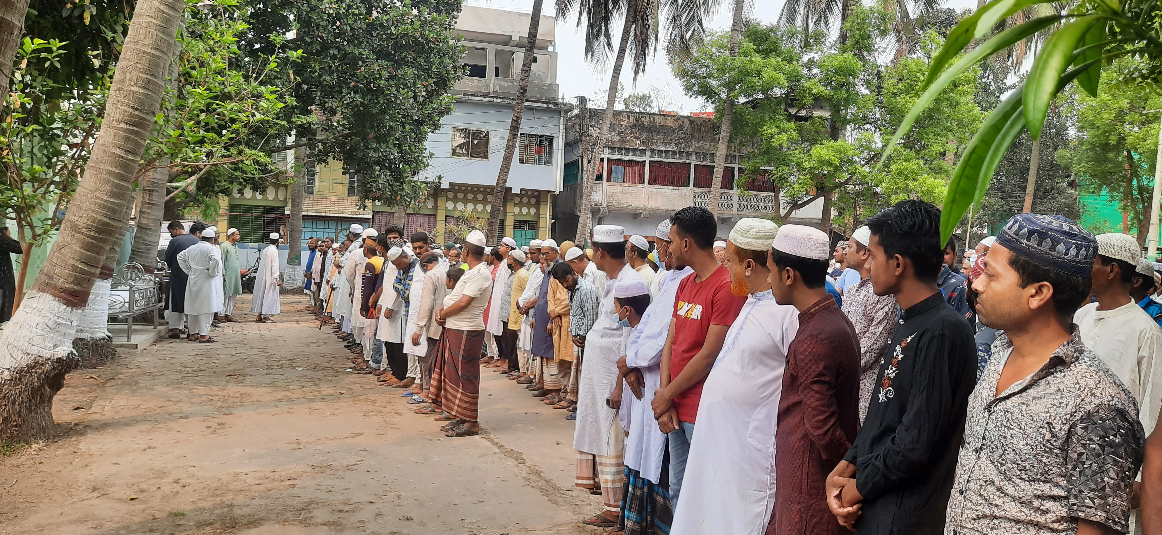চিত্রপরিচালক আজিজুর রহমানের গ্রামের বাড়িতে চতুর্থ জানাজা। ছবি: সাইফ হাসান খান সৈকত