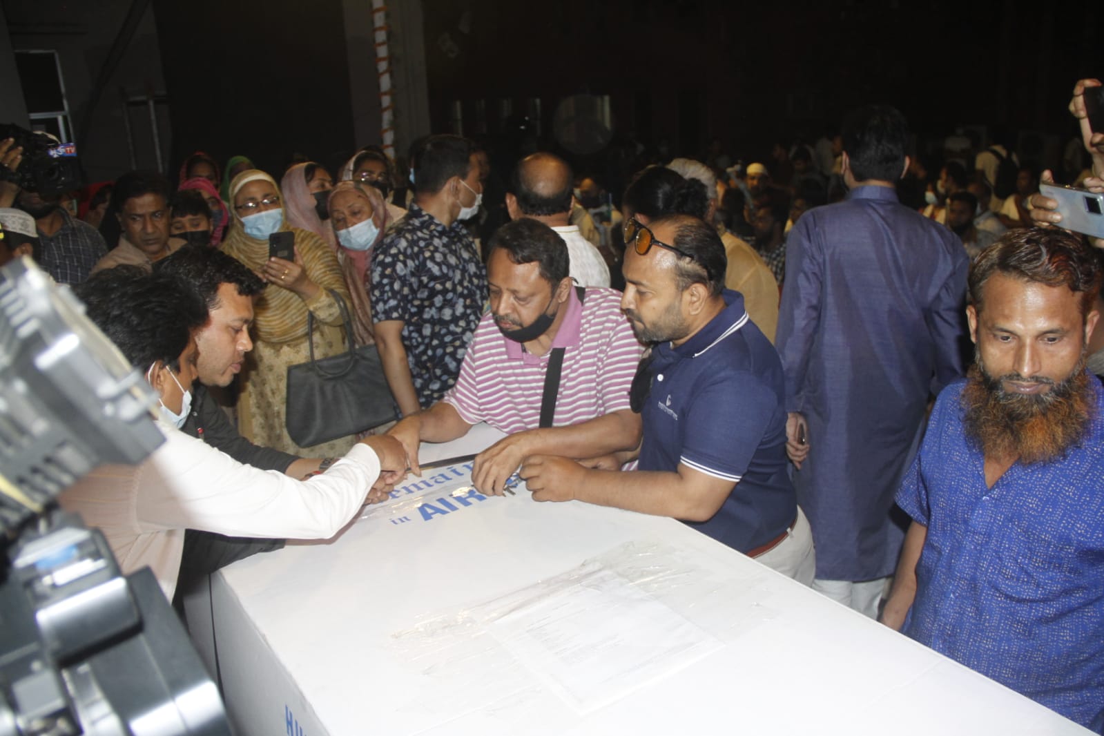 এফডিসিতে আজিজুর রহমানের কফিন খোলা হচ্ছে। ছবি: সালেকুজ্জামান চোধুরী রাজিব