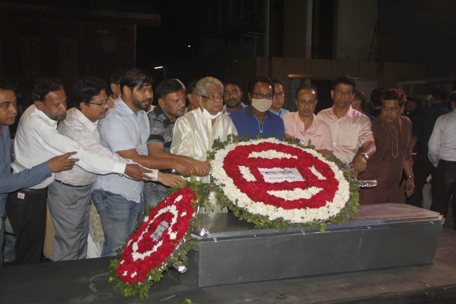 আজিজুর রহমানকে শ্রদ্ধাঞ্জলী জানাচ্ছেন গাজী মাজহারুল আনোয়ার। ছবি: সালেকুজ্জামান চৌধুরী রাজিব