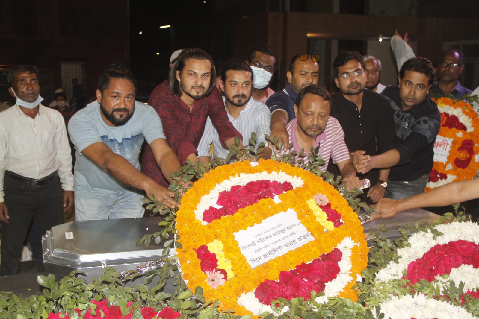 আজিজুর রহমানের প্রতি সিনে জার্নালিস্ট আমরা ক’জনার শ্রদ্ধাঞ্জলী। ছবি সালেকুজ্জামান চৌধুরী রাজিব