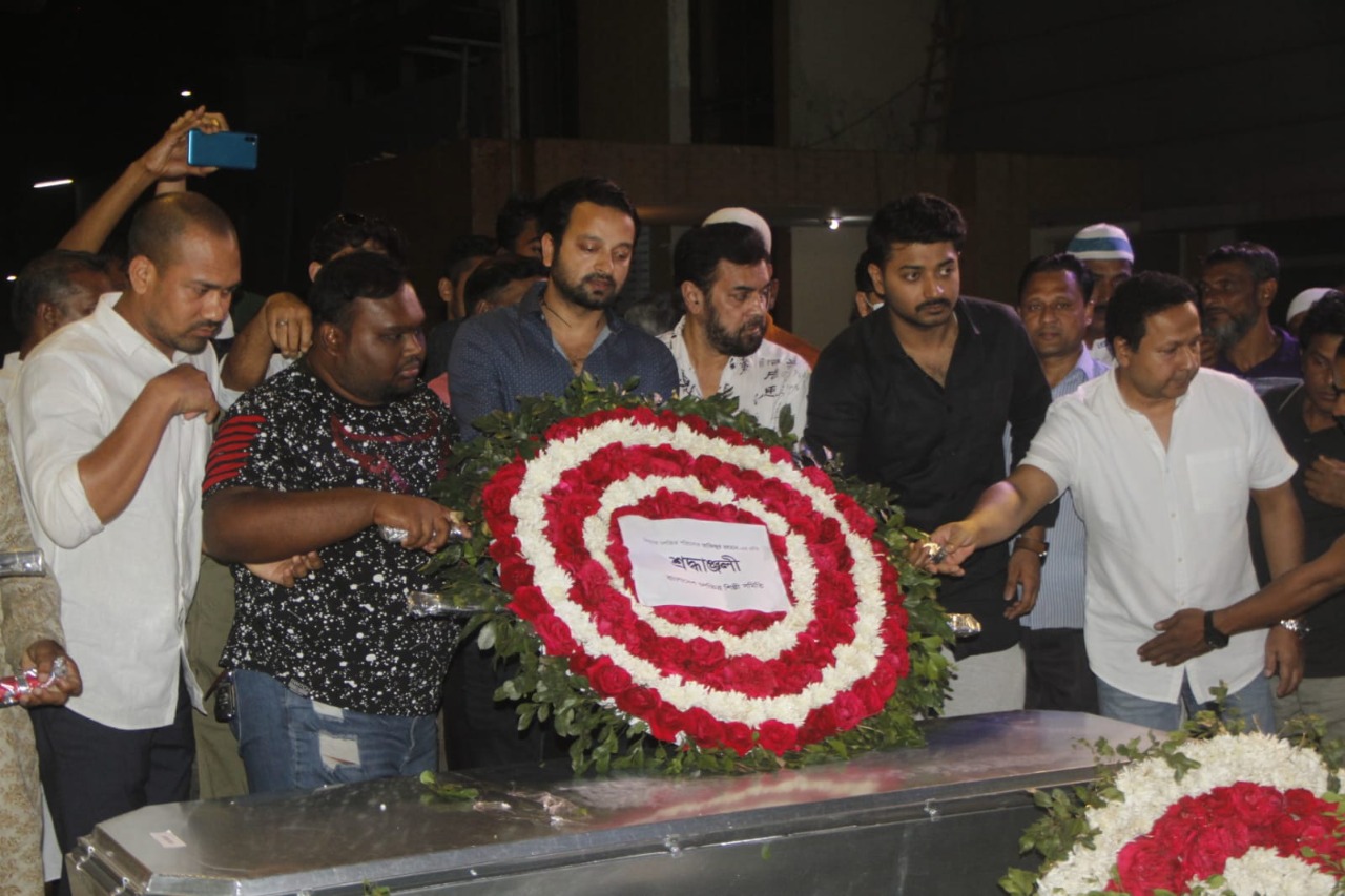 আজিজুর রহমানের কফিনে শিল্পী সমিতির শ্রদ্ধাঞ্জলী। সালেকুজ্জামান চৌধুরী রাজিব