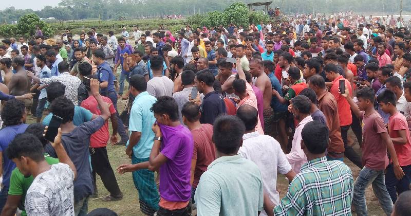 একটি মরদেহ উদ্ধার হলেই ঝাপিয়ে পড়ছেন নিহতদের স্বজনসহ স্থানীয়রা