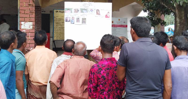 মরদেহ উদ্ধার হওয়ার সাথে সাথে তথ্যকেন্দ্রের বাইরে বোর্ডে ছবি লাগিয়ে দেওয়া হয়।