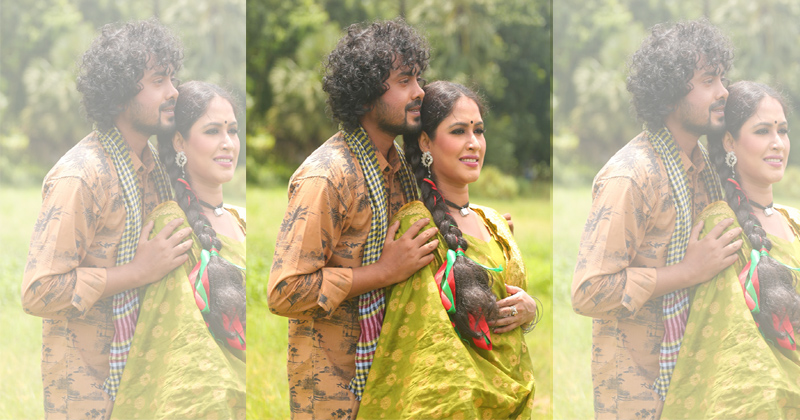‘কথা দিলাম’ সিনেমার একটি দৃশ্যে মাঝির চরিত্র দানকারী জামশেদ শামীমের সঙ্গে রোমান্স করছেন কেয়া।