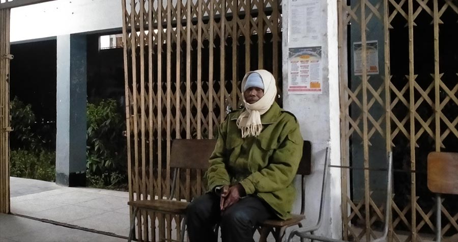 ইবিতে দায়িত্বরত আনসার, সময়- রাত ১:৩০ (ছবি: রবিউল আলম)