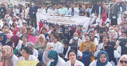 ভাতা বৃদ্ধির দাবিতে আবারও শাহবাগ অবরোধ করলেন চিকিৎসকরা