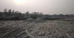 শ্রীনগরে প্রশাসনের নিষেধ অমান্য করে রাতের আধারে জলাশয় ভরাট 