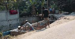 শ্রীনগরে উত্তর কামারগাঁওয়ে সরকারি খাল দখল 