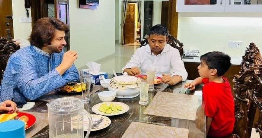 বিতর্কিত ডিবি প্রধান হারুনের বাসায় একান্ত পরিবেশে ডিনারে শাকিব খান। ছবি: সংগৃহীত