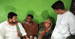 দামুড়হুদা সীমান্তে বি এস এফের গুলিতে নিহতের বাড়িতে নাহিদ, সারজিস, হাসনাত