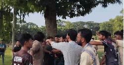 তার মোবাইল কেড়ে নে, ওরে ধর...