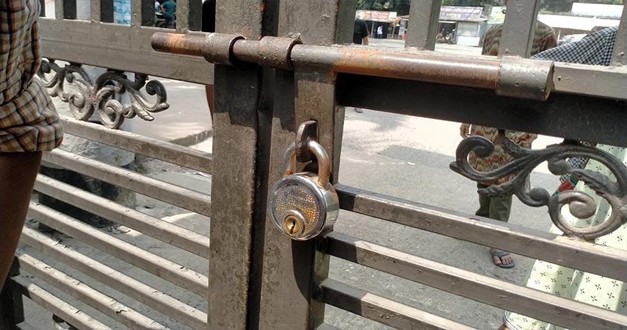প্রধান ফটকে তালা ঝুলিয়েছে শিক্ষার্থীরা।