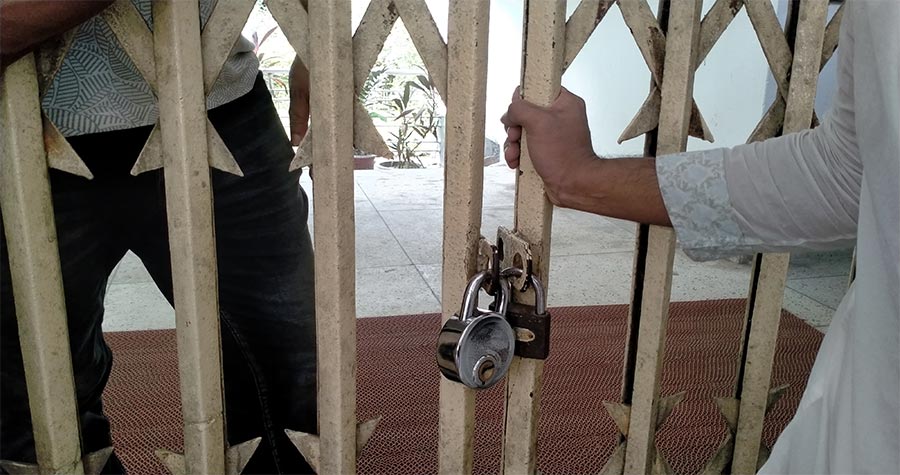 প্রশাসন ভবনে তালা ঝুলানো