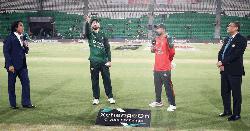 টস জিতে বোলিংয়ে বাংলাদেশ