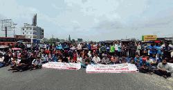 সিরাজগঞ্জে শিক্ষার্থীদের মহাসড়ক অবরোধ, যান চলাচল বন্ধ