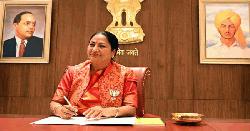 জনসন্মুখে দিল্লির মুখ্যমন্ত্রীকে চড় মারলেন এক ব্যক্তি 