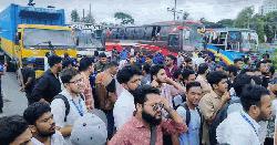 ফেনীতে স্থায়ী ক্যাম্পাসের দাবীতে মহাসড়ক অবরোধ করে বিক্ষোভ করছেন শিক্ষার্থীরা