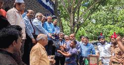 ভ্যানচালকদের মাঝে ইবি জিয়া পরিষদের রেইনকোট বিতরণ
