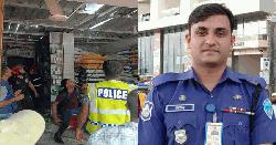 আগুন নিয়ন্ত্রণে ভূমিকা রেখে সুনাম কুড়িয়েছে পুলিশ সদস্য রিটন 