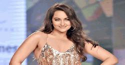ওয়েবসাইটে ছড়িয়ে পড়া নিজের ছবি দেখে ক্ষেপে গেলেন সোনাক্ষী