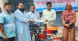 উলিপুরে কৃষকদের মাঝে সার, মাসকলাই বীজ ও কৃষি সরঞ্জাম বিতরণ