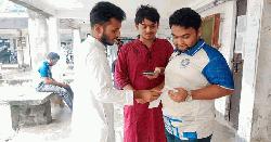 ভোট কেন্দ্রের সামনে ছাত্রদলের লিফলেট বিতরণ