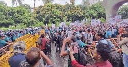 বেসরকারি প্রাথমিক বিদ্যালয়ের শিক্ষকদের ছত্রভঙ্গ করে দিয়েছে পুলিশ 