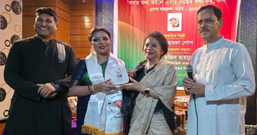 ড. প্রিয়াংকা গোপকে ক্রেস্ট দিয়ে ও উত্তরীয় পরিয়ে সম্মানিত করলো প্রনস পরিবার