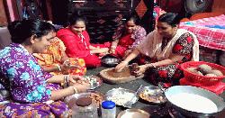 নন্দীগ্রামে নাড়ু-মুড়কি তৈরিতে ব্যস্ত সনাতনী গৃহবধূরা
