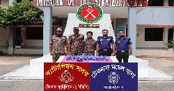 বসতবাড়ির মাটি খুঁড়ে মিলল ইয়াবা, যুবক আটক 