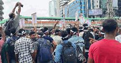 কারওয়ান বাজারে মালয়েশিয়া গমনেচ্ছুদের বিক্ষোভ, সড়কে যান চলাচল ব্যাহত