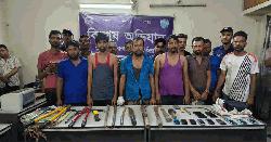 দেবীদ্বারে অস্ত্র ও মালামালসহ আন্তঃজেলা ১৪ ডাকাত গ্রেপ্তার