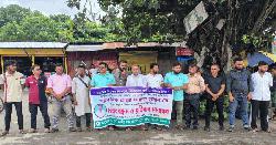 গৌরনদীতে সাংবাদিক মোল্লা ফারুক হাসানের বিরুদ্ধে মিথ্যা মামলা প্রত্যাহারের দাবিতে মানববন্ধন