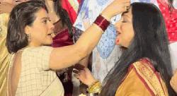 কাজলের সঙ্গে সিঁদুর খেলায় মাতলেন ঋতুপর্ণা