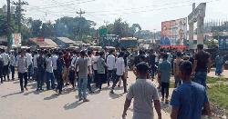 গৌরনদীতে শিক্ষার্থীদের মহাসড়ক অবরোধ