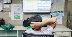 শেয়ার বাজারে লেনদেন কমে ৩০০ কোটির ঘরে