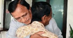 সাংবাদিক মোদাব্বেরকে জড়িয়ে ধরলেন বিএনপি নেতা সালাম