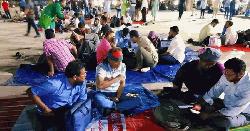 শহীদ মিনারে রাত কাটছে প্রাথমিক শিক্ষকদের