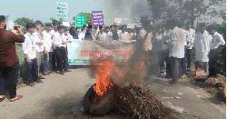 ব্রাহ্মণবাড়িয়ায় ডিপ্লোমা ইন লাইভস্টক শিক্ষার্থীদের সড়ক অবরোধ 