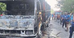 পদ্মা সেতুর সামনে এক্সপ্রেসওয়ে অবরোধ করে ট্রাকে আগুন, ককটেল বিস্ফোরণ