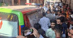 স্ত্রীর গলা কাটা মরদেহের পাশেই পড়ে ছিলেন আহত স্বামী