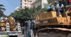 ধানমন্ডিতে পৌঁছেছে দুটি বুলডোজার