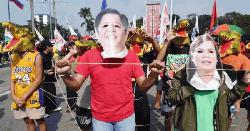 উত্তাল ফিলিপাইন, প্রেসিডেন্টের পদত্যাগ দাবিতে রাস্তায় হাজারো জনতা