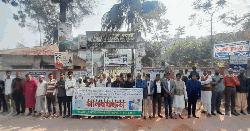 কলেজ শিক্ষক নুরুল ইসলাম লিটনকে কুপিয়ে আহত করার প্রতিবাদে মানববন্ধন