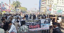 সহপাঠীর মৃত্যুতে ফার্মগেট অবরোধ, তীব্র যানজট