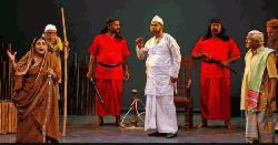 মঞ্চ নাটকে যুদ্ধদিনের গল্প