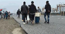 বিমানবন্দর সড়কে গাড়ি নেই, পায়ে হেঁটে গন্তব্যে যাচ্ছেন মানুষজন