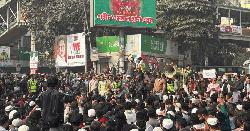 হাদি হত্যার বিচার দাবিতে শাহবাগ অবরোধ, যান চলাচল বন্ধ