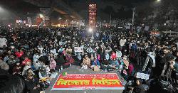 রাতে শাহবাগে বাড়ছে মানুষ, চলছে স্লোগান-কবিতা