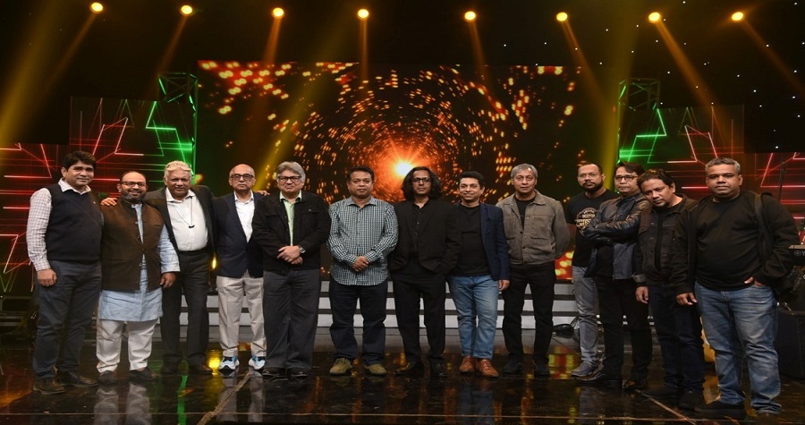 বিটিভির জিএম নুরল আজমের সঙ্গে দলছুট ব্যান্ডের ভোকালিস্ট বাপ্পা মজুমদার। এ সময় অনুষ্ঠানটির প্রযোজক গোলাম মোর্শেদ। আহমেদ তেপান্তরের গ্রন্থনায় অনুষ্ঠানটি দুই পর্বে আগামী ৩০ ও ৩১ ডিসেম্বর রাত দশটায় প্রচারিত হবে। 